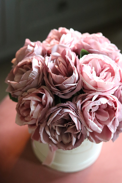 Meronia, flowerbox z pudrowymi peoniami, wys.30cm