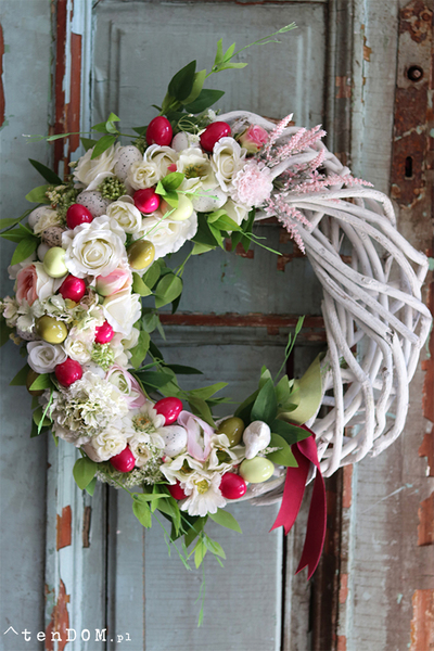 Amarantowa Wielkanoc, asymetryczny wianek z jajkami, śr.46cm