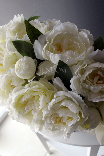 Peonies kompozycja kwiatowa w cynowanym ekskluzywnym naczyniu z herbem, wys. 43cm, dł. 60cm