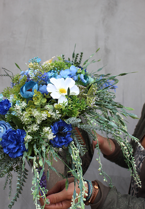 Manfredo Blue, kompozycja kwiatowa w srebrnym naczyniu, wys. 30cm