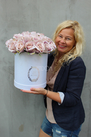 Piaskowa Róża kompozycja kwiatowa / bukiet Flowerbox, wys.36cm