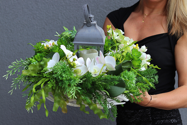 Galindia, dekoracyjny biało-zielony wianek z lampionem LED śr.48cm