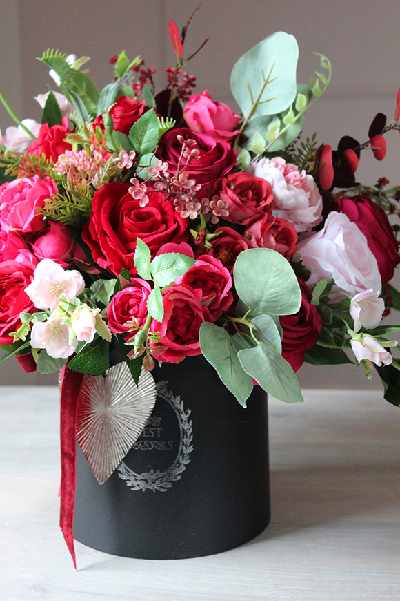 Barello, flowerbox z bogatym bukietem czerwonych kwiatów, wys.44cm