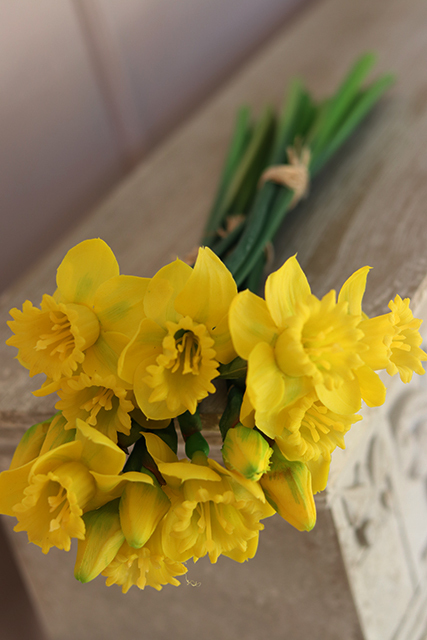 bukiet silikonowych wiosennych żonkili