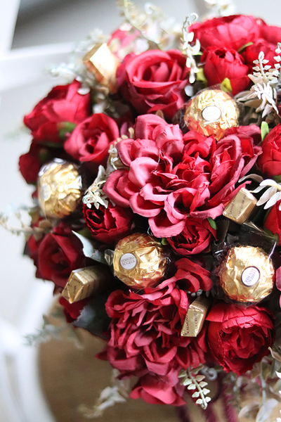 Chocolates Prezzento, welurowy flowerbox z pralinami, wys.30cm 