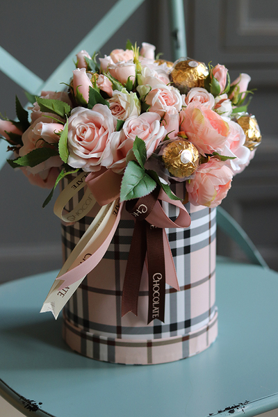 Chocolates, Roses in Love 2, flowerbox z pralinami, wys.29cm