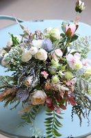 Jasmina Premiere, bukiet kwiatowy w szklanym wazonie, wys.30cm 