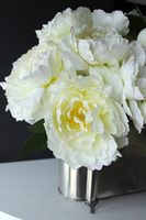 Peonies kompozycja kwiatowa w cynowanym ekskluzywnym naczyniu z herbem, wys. 43cm, dł. 60cm