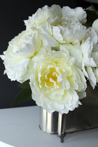 Peonies kompozycja kwiatowa w cynowanym ekskluzywnym naczyniu z herbem, wys. 43cm, dł. 60cm