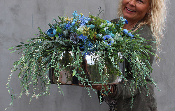 Manfredo Blue, kompozycja kwiatowa w srebrnym naczyniu, wys. 30cm