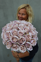 Piaskowa Róża kompozycja kwiatowa / bukiet Flowerbox, wys.36cm