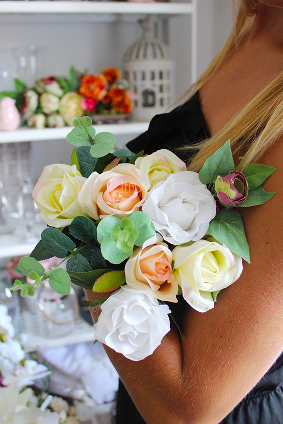 bukiet Mondeo ułożony z róż, wys.30cm