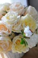 bogaty kosz z kremowymi kwiatami kilku rodzajów Provance, 50x50cm