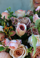 Juanita, ekskluzywna kompozycja kwiatowa w złotym naczyniu, wys.48cm