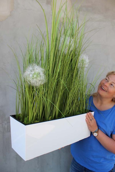 kompozycja traw w białej donicy Greta z dmuchawcami, wys.65cm 