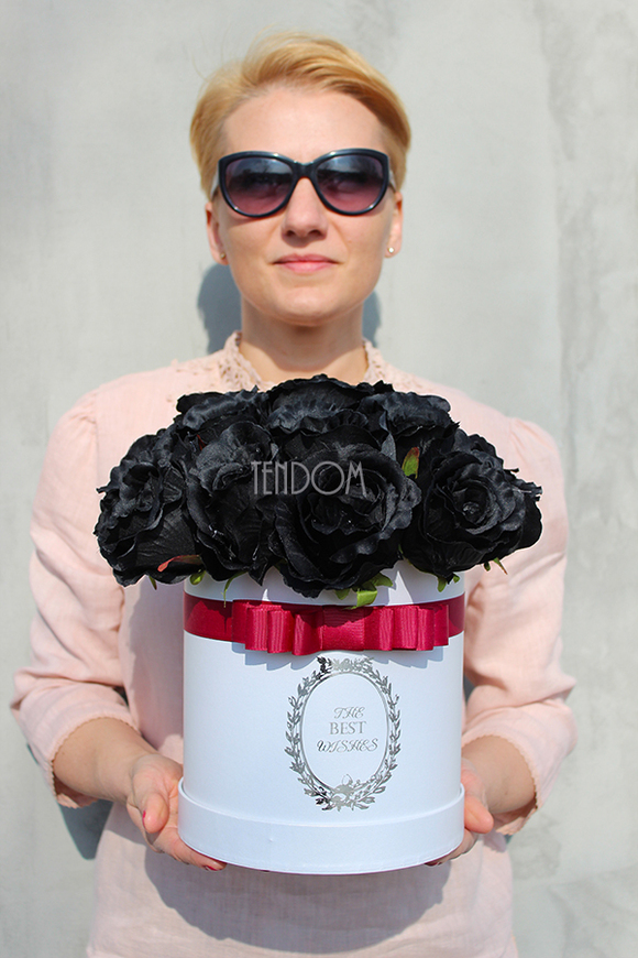 kompozycja kwiatowa / bukiet Flowerbox Black&White wys.30cm
