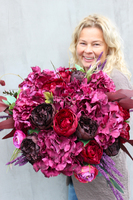 bardzo bogaty kosz z różowymi peoniami Lambada, wys.48cm