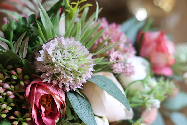 Laos Berenika, dekoracja kwiatowa w białym naczyniu, wym.21x47cm