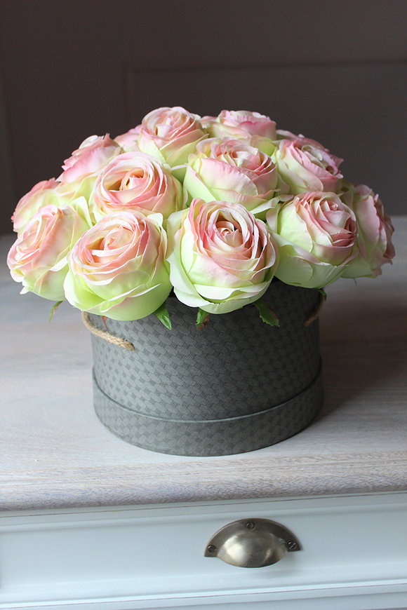 flowerbox z różami Mudro, elegancja w szarym pudełku, wys.25cm