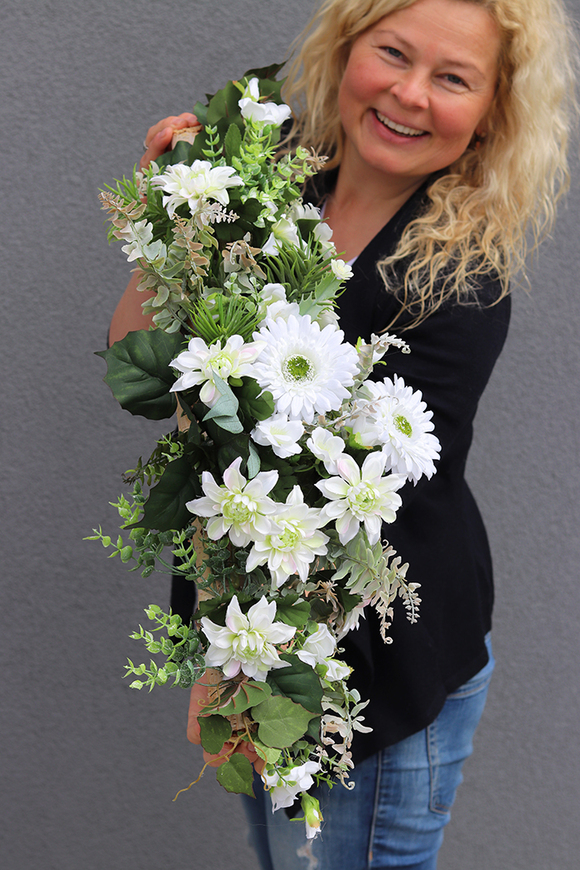 biała kompozycja kwiatowa w drewnie, Kenna, dł.85cm