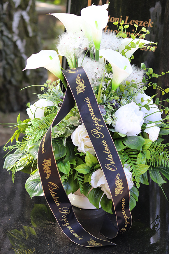 kompozycja / bukiet pogrzebowy w białym naczyniu, White Angels, wys.70cm 