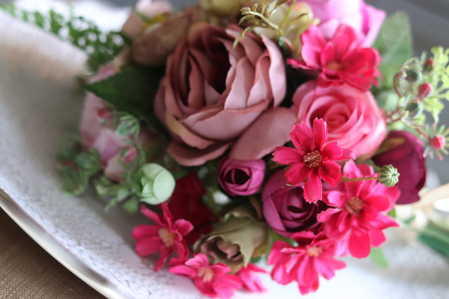 bukiet Lassa pełen jasnoróżowych i kremowych kwiatów, wys.30cm