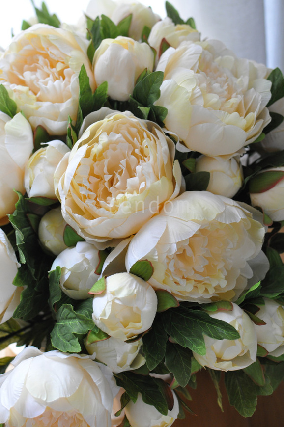 bogaty kosz z kremowymi piwoniami Provance, 50x50cm  