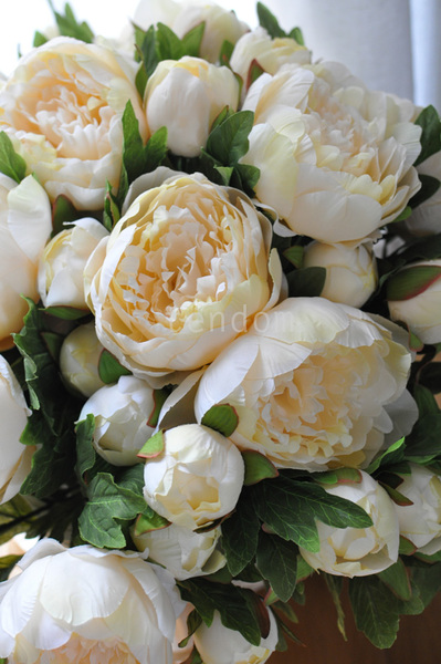 bogaty kosz z kremowymi piwoniami Provance, 50x50cm  