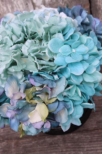kompozycja kwiatowa / bukiet Flowerbox, Hortense Blue wys.28cm