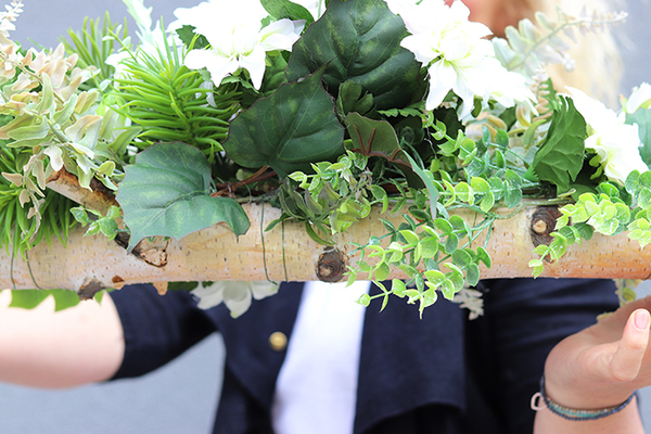 biała kompozycja kwiatowa w drewnie, Kenna, dł.85cm