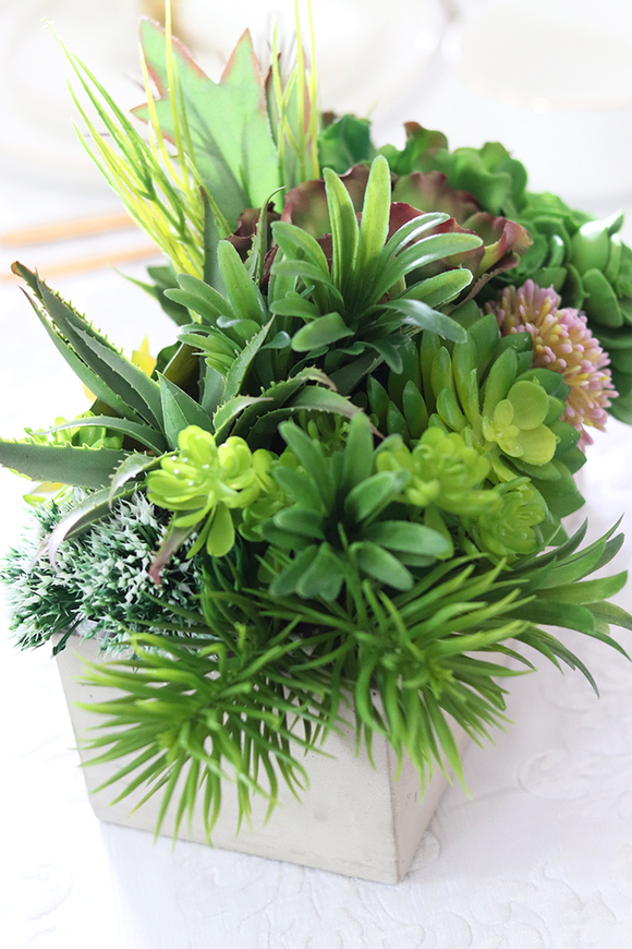 Modern, kompozycja sukulenty w betonowym naczyniu, wym.24x20x28cm