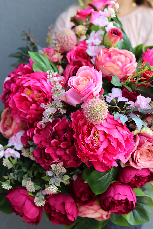 Renalla, kwiatowa kompozycja nagrobna w misie, wym.60x70cm