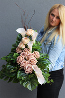 Bliskość Cappuccino, kompozycja nagrobna w naczyniu łódce, wym.70x89cm