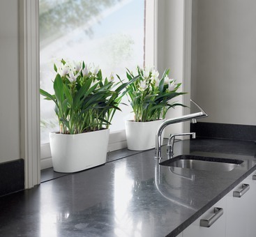 Delta 10, podłużna donica z nawadnianiem, biała, wym.13x30x11cm