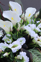 Nerusa Karlitto, bogata kompozycja nagrobna z kallą i eustomą, wym.58x100cm