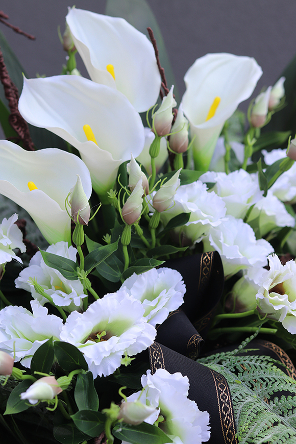 Nerusa Karlitto, bogata kompozycja nagrobna z kallą i eustomą, wym.58x100cm