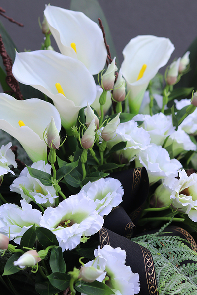 Nerusa Karlitto, bogata kompozycja nagrobna z kallą i eustomą, wym.58x100cm