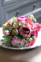 bukiet Lassa pełen jasnoróżowych i kremowych kwiatów, wys.30cm