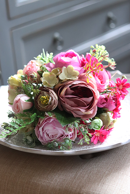 bukiet Lassa pełen jasnoróżowych i kremowych kwiatów, wys.30cm