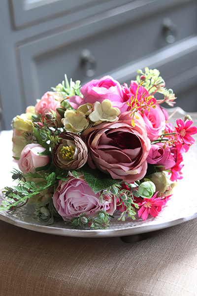 bukiet Lassa pełen jasnoróżowych i kremowych kwiatów, wys.30cm