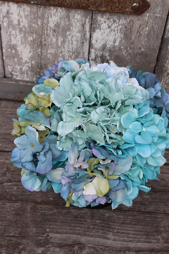 kompozycja kwiatowa / bukiet Flowerbox, Hortense Blue wys.28cm