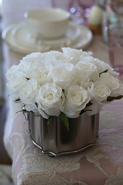 Montreal, wyjątkowa kompozycja róż w srebrnym naczyniu, wys.20cm