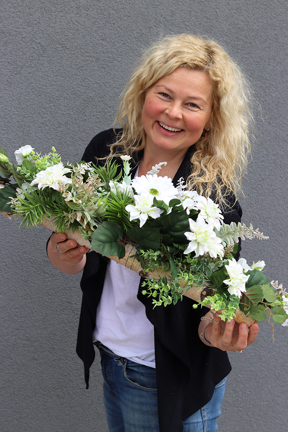 biała kompozycja kwiatowa w drewnie, Kenna, dł.85cm