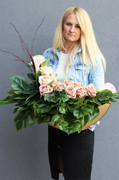 Bliskość Cappuccino, kompozycja nagrobna w naczyniu łódce, wym.70x89cm 