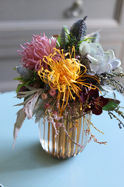 Jasmina Yellona, bukiet kwiatowy w szklanym wazonie, wys.27cm