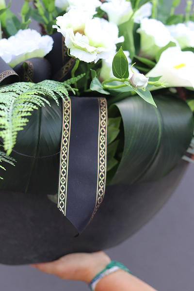 Nerusa Karlitto, bogata kompozycja nagrobna z kallą i eustomą, wym.58x100cm