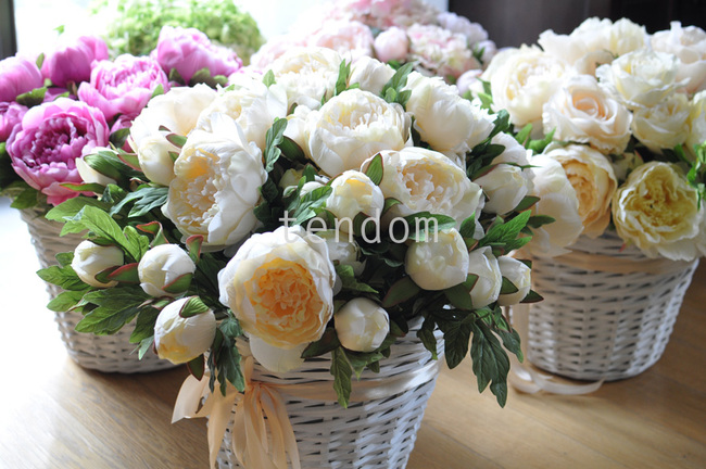 bogaty kosz z kremowymi kwiatami kilku rodzajów Provance, 50x50cm  