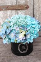 kompozycja kwiatowa / bukiet Flowerbox, Hortense Blue wys.28cm