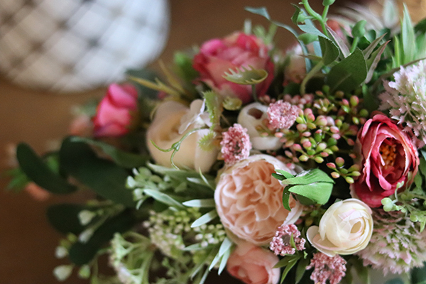 Laos Berenika, dekoracja kwiatowa w białym naczyniu, wym.21x47cm