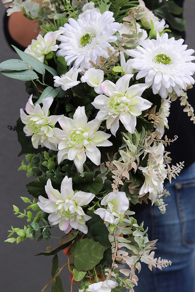 biała kompozycja kwiatowa w drewnie, Kenna, dł.85cm